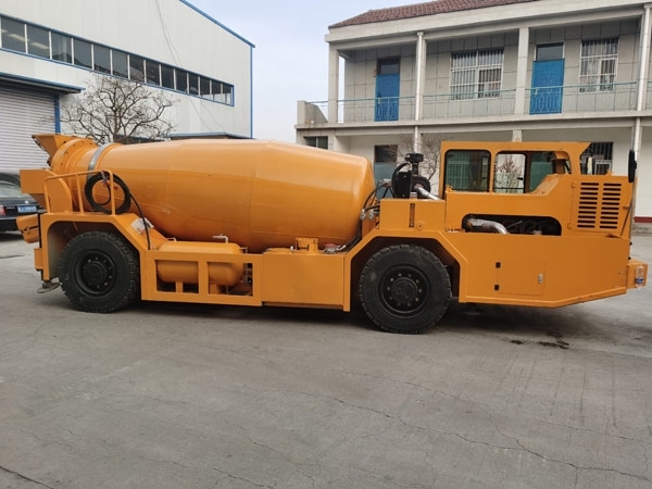 礦用濕噴臺車(chē)，礦用混凝土泵，礦用攪拌機發(fā)貨